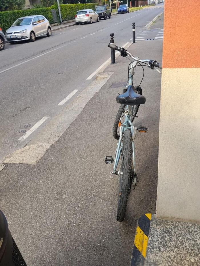 Forza la saracinesca della farmacia, poi fugge a piedi con la cassa- Video