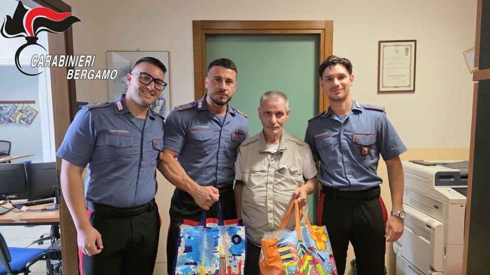 Curno, perde portafoglio con la pensione: i carabinieri gli consegnano alimenti e beni di prima necessità