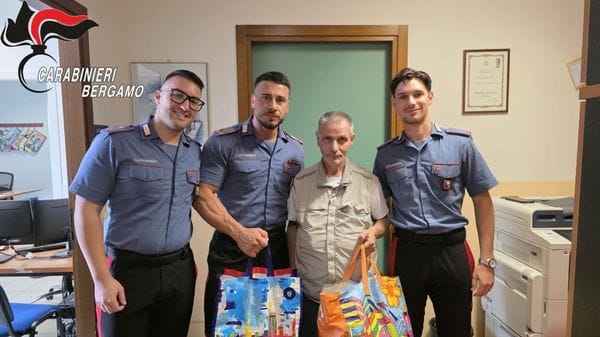 Curno, perde portafoglio con la pensione: i carabinieri gli consegnano alimenti e beni di prima necessità