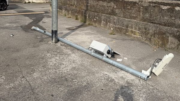 E-Brt, non un atto vandalico: il palo della telecamera è stato abbattuto accidentalmente da un mezzo Aprica