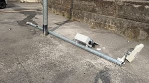 E-Brt, non un atto vandalico: il palo della telecamera è stato abbattuto accidentalmente da un mezzo Aprica