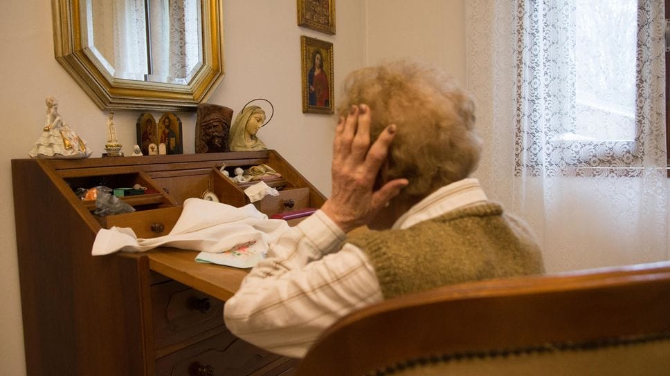 Fara Gera d’Adda, finto finanziere truffa un’anziana. Via con soldi e monili in oro