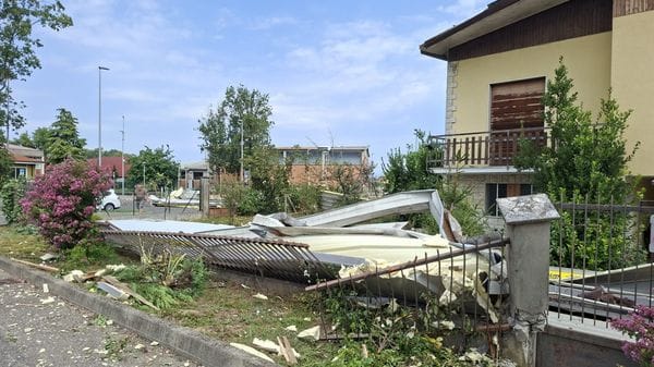 Forte temporale ad Arzago d’Adda: tetti scoperchiati e alberi caduti - Foto e video