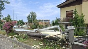 Forte temporale ad Arzago d’Adda: tetti scoperchiati e alberi caduti - Foto e video