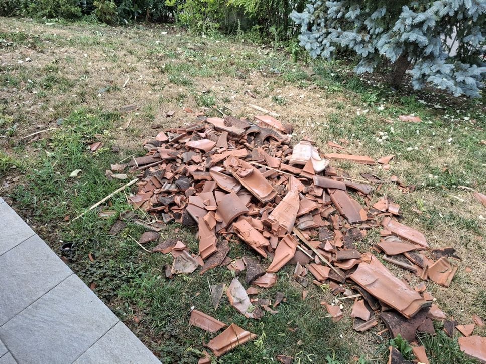 Forte temporale ad Arzago d’Adda: tetti scoperchiati e alberi caduti - Foto e video