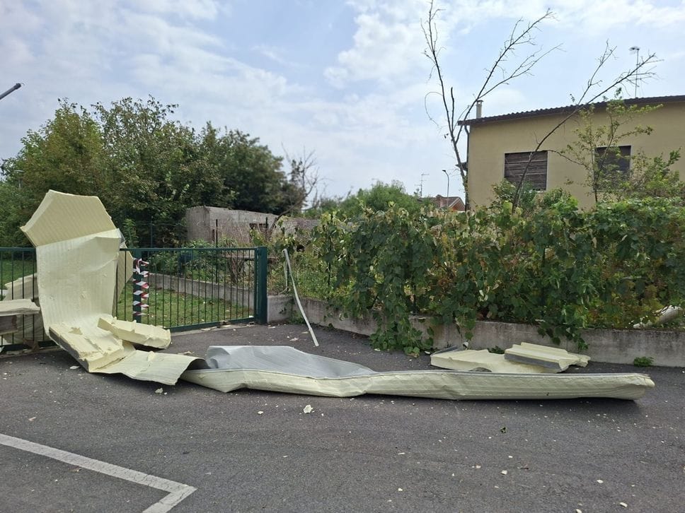 Forte temporale ad Arzago d’Adda: tetti scoperchiati e alberi caduti - Foto e video