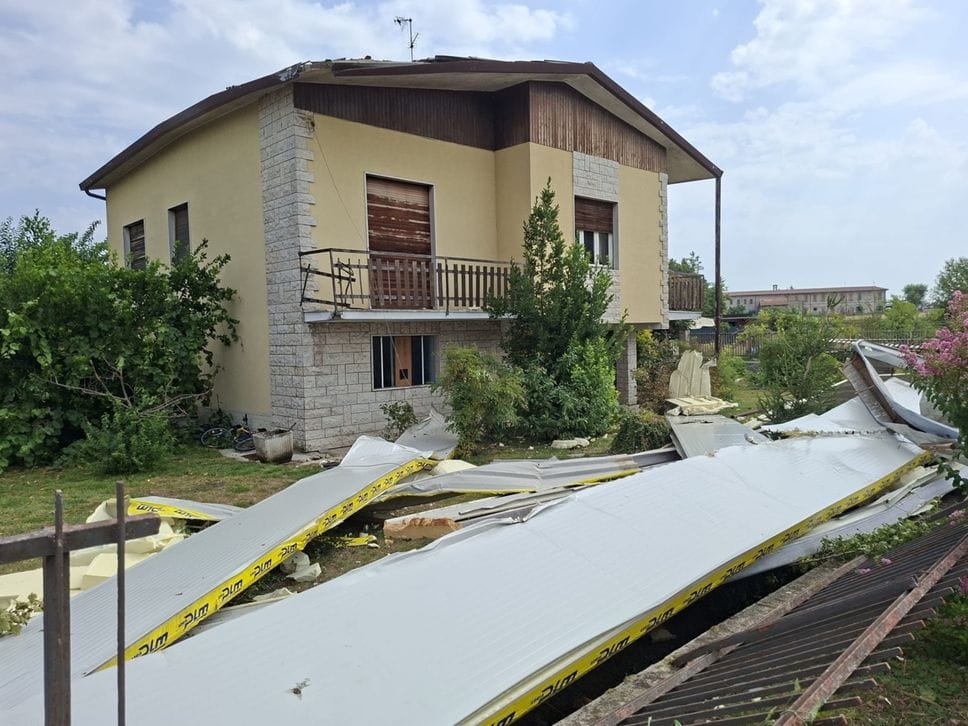 Forte temporale ad Arzago d’Adda: tetti scoperchiati e alberi caduti - Foto e video