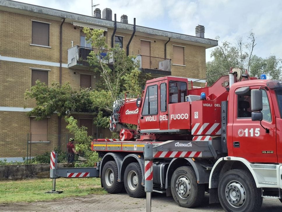 Forte temporale ad Arzago d’Adda: tetti scoperchiati e alberi caduti - Foto e video