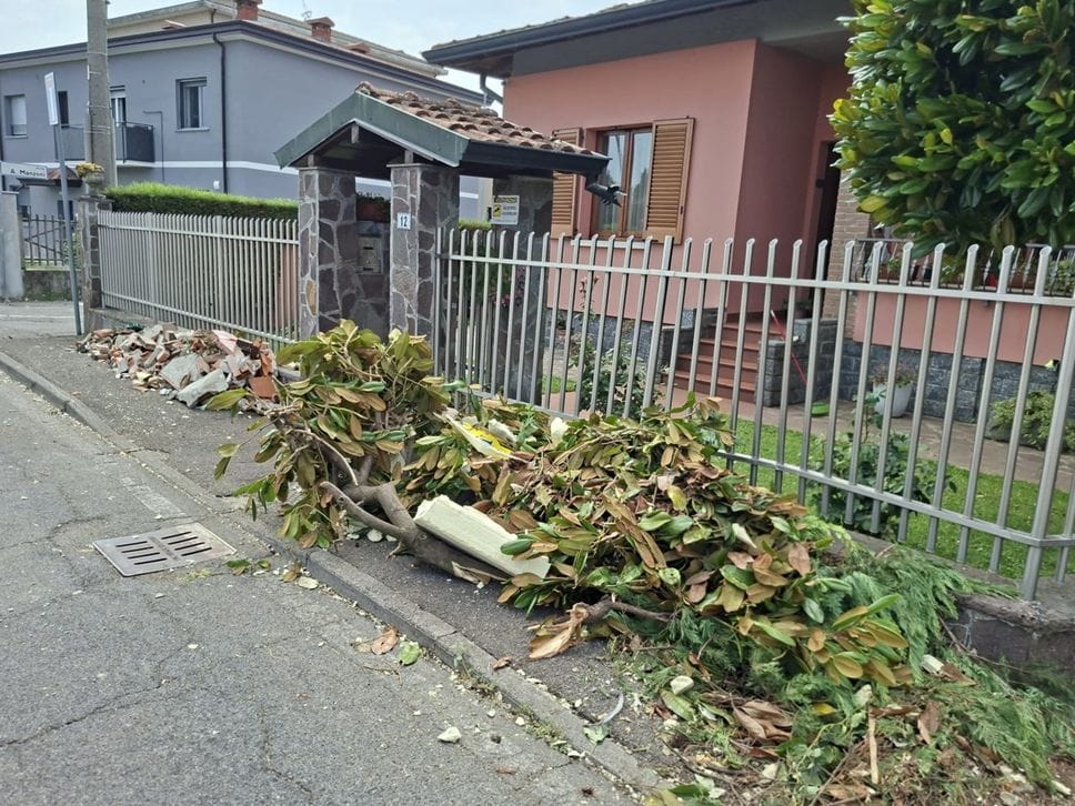 Forte temporale ad Arzago d’Adda: tetti scoperchiati e alberi caduti - Foto e video