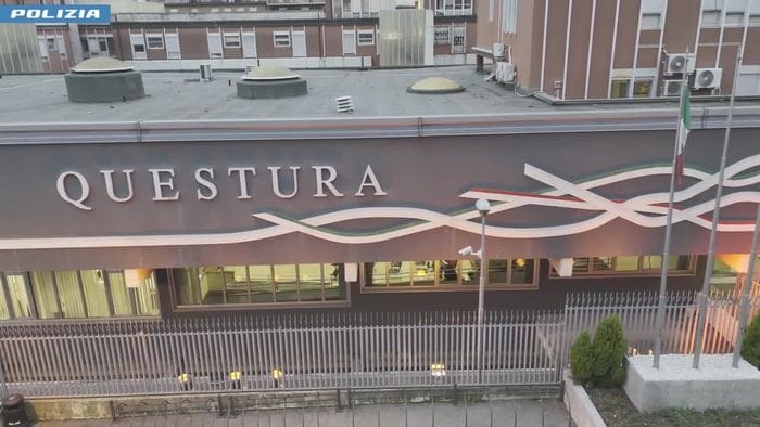 https://storage.ecodibergamo.it/media/photologue/2026/8/8/photos/cache/tenta-di-strappare-la-borsa-a-una-dipendente-della-questura-poi-fugge-e-scavalc_abaf36f0-9338-11f1-94d0-c6d48a8fd97f_1920_1080_v3_large_16_9.jpg