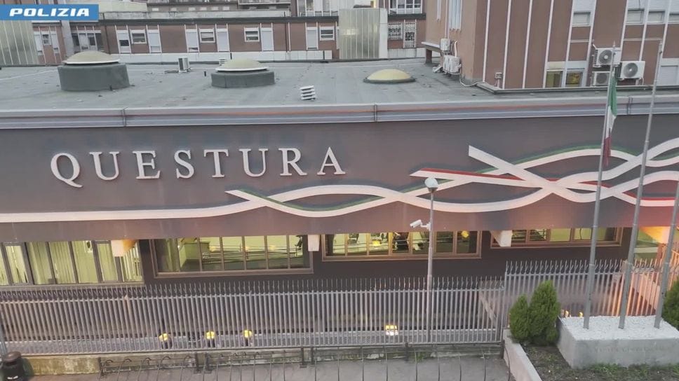 Tenta di strappare la borsa a una dipendente della Questura, poi fugge e scavalca il muro del dormitorio: arrestato a Bergamo