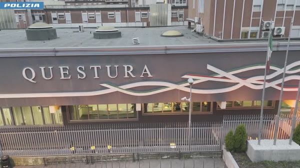 Tenta di strappare la borsa a una dipendente della Questura, poi fugge e scavalca il muro del dormitorio: arrestato a Bergamo