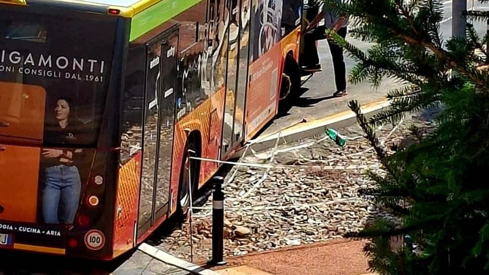 Bergamo, bus Atb finisce in una buca e resta bloccato per un’ora e mezza