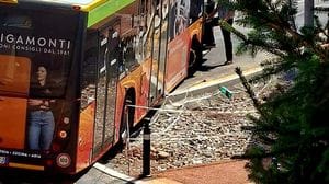 Bergamo, bus Atb finisce in una buca e resta bloccato per un’ora e mezza