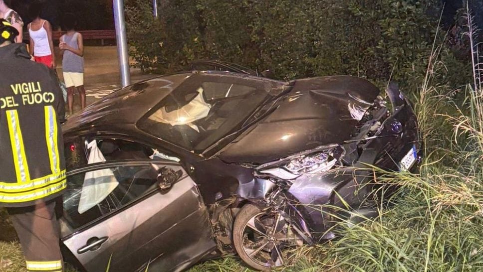 Esce di strada e finisce nel prato con l’auto a San Paolo d’Argon: ferita 46enne
