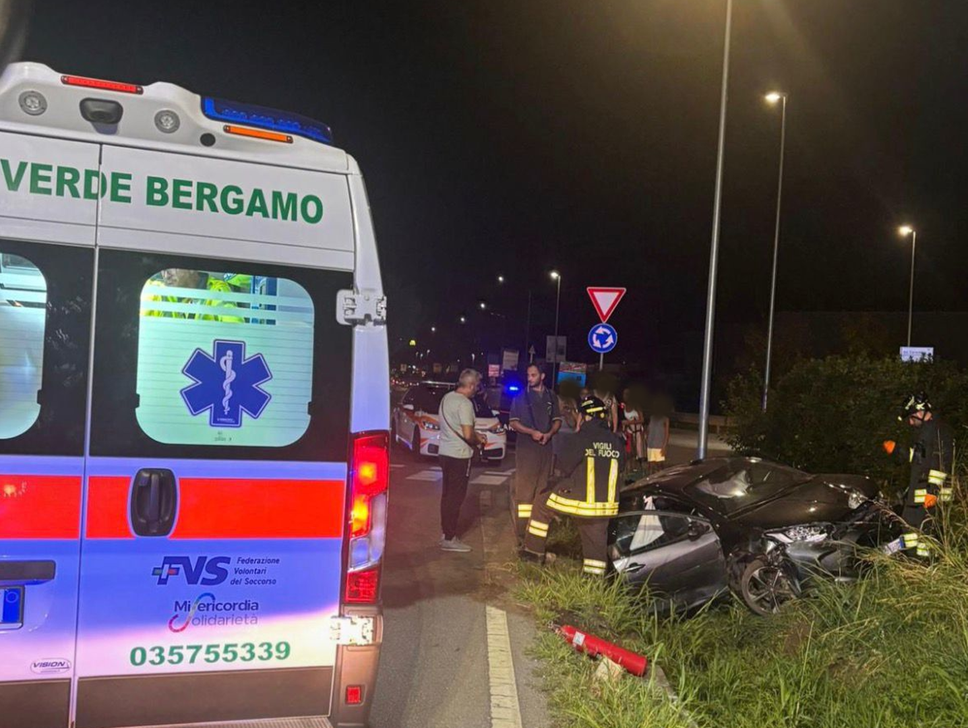 Esce di strada e finisce nel prato con l’auto a San Paolo d’Argon: ferita 46enne