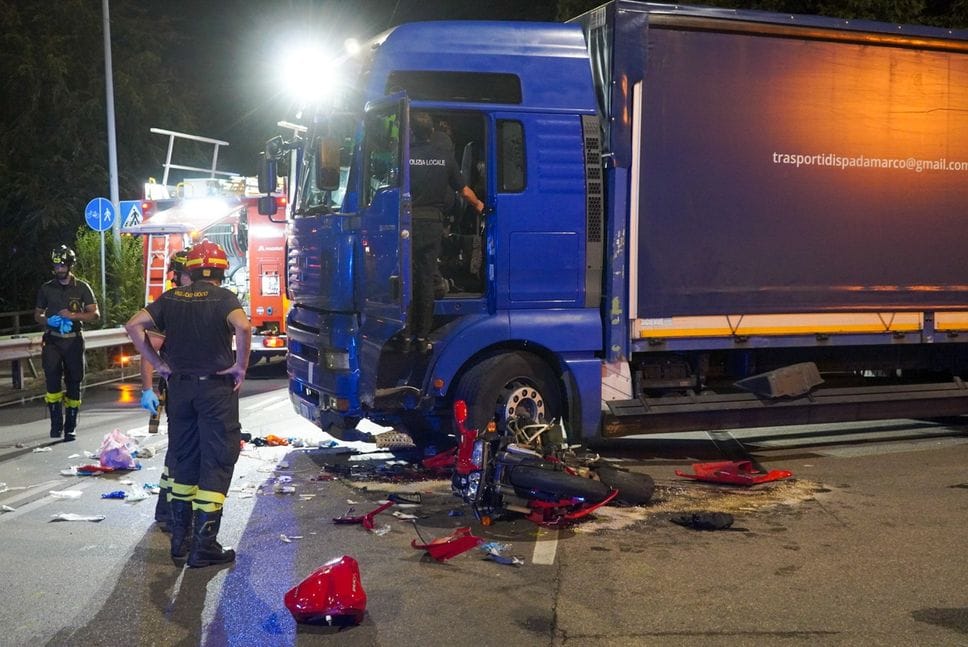 «Il boato, poi ho visto una scena terribile». Schianto moto-camion in via Zanica, gravissimi bimbo di 10 anni e un 52enne