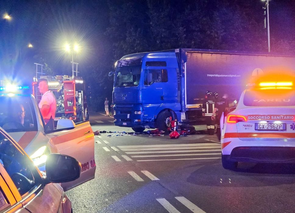 «Il boato, poi ho visto una scena terribile». Schianto moto-camion in via Zanica, gravissimi bimbo di 10 anni e un 52enne