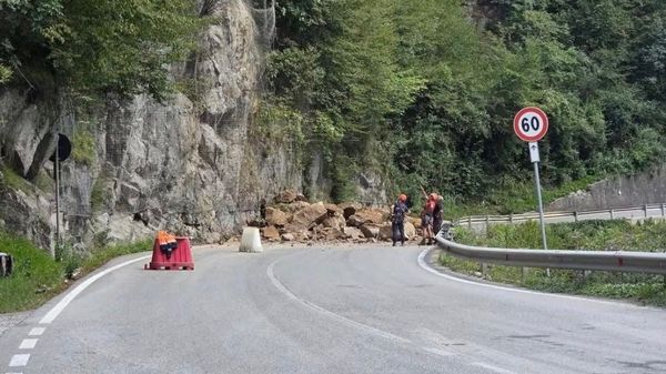 Olmo al Brembo, frana durante i lavori sulla parete. Strada chiusa: i percorsi alternativi