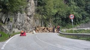 Olmo al Brembo, frana durante i lavori sulla parete. Strada chiusa: i percorsi alternativi