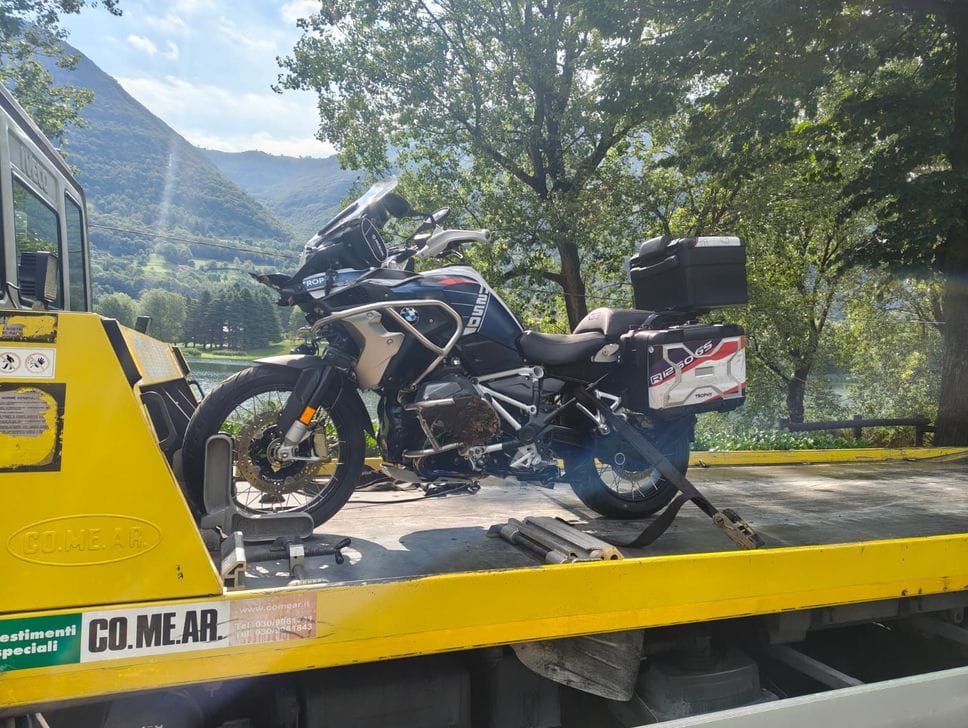 Spinone al Lago, investita da una moto sulle strisce pedonali: muore 78enne