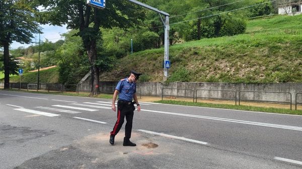 Spinone al Lago, investita da una moto sulle strisce pedonali: muore 78enne