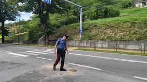 Spinone al Lago, investita da una moto sulle strisce pedonali: muore 78enne