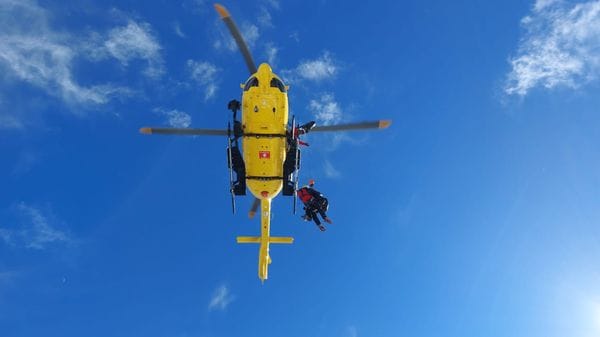 Spinone al Lago, investita sulla statale 42: morta una donna di 78 anni. Strada chiusa