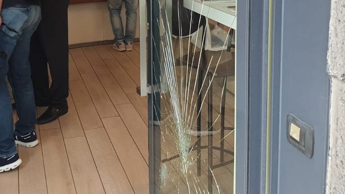 tentata spaccata in largo belotti a bergamo nel mirino il caff232 del largo foto