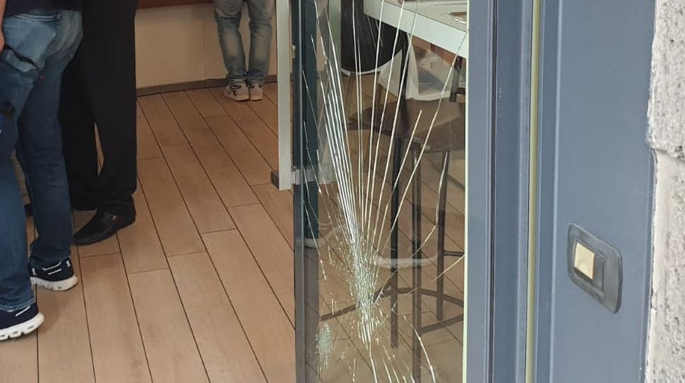 Tentata spaccata in largo Belotti a Bergamo, nel mirino il Caffè del Largo - Foto