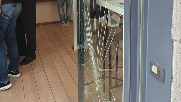 Tentata spaccata in largo Belotti a Bergamo, nel mirino il Caffè del Largo - Foto