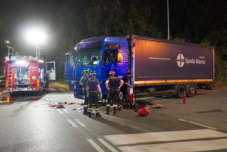Tragico schianto tra una moto e un camion in via Zanica: morto il bambino di 10 anni