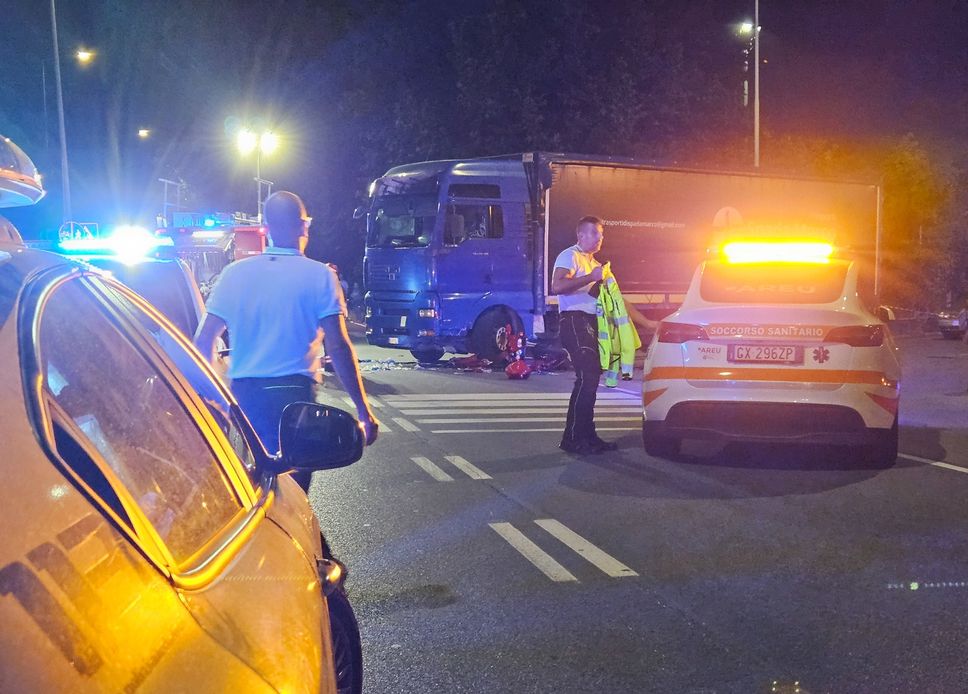 Tragico schianto tra una moto e un camion in via Zanica: morto il bambino di 10 anni
