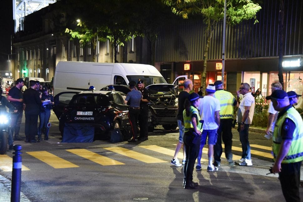 Ubriaco su un furgone rubato contro l’auto dei carabinieri fuori dallo stadio: rischia il linciaggio