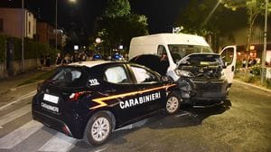 Ubriaco su un furgone rubato contro l’auto dei carabinieri fuori dallo stadio: rischia il linciaggio