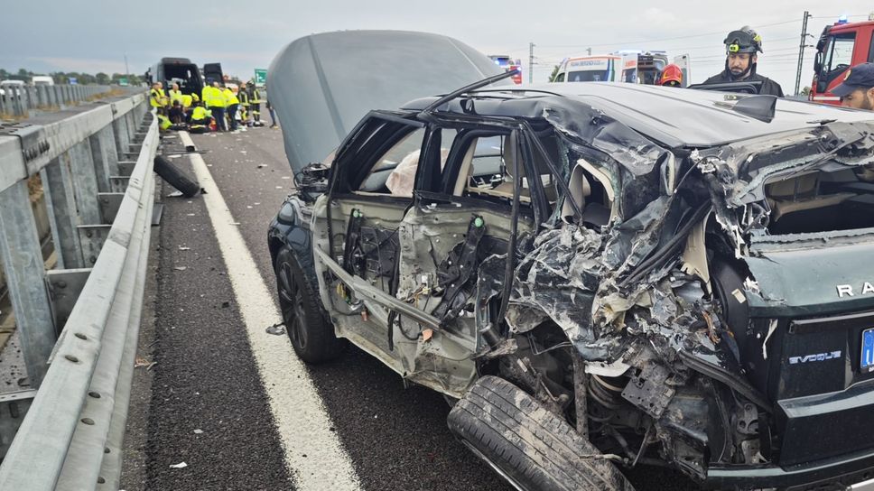 Accosta sulla Brebemi e scende dall’auto, muore travolto da un camion. Altri 9 feriti