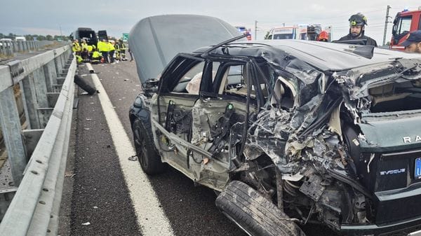 Accosta sulla Brebemi e scende dall’auto, muore travolto da un camion. Altri 9 feriti