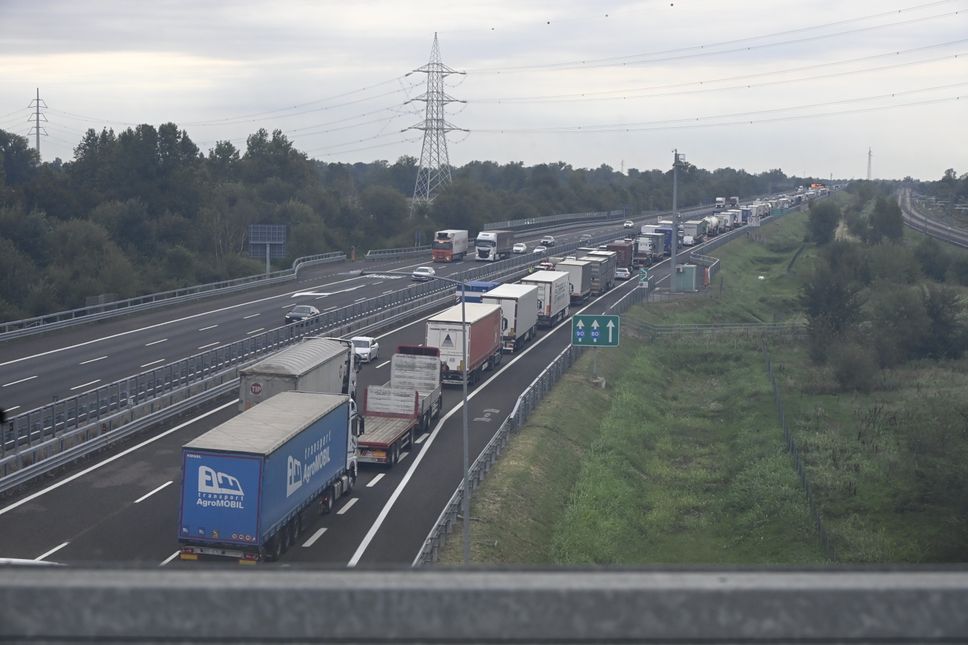 Accosta sulla Brebemi e scende dall’auto, muore travolto da un camion. Altri 9 feriti