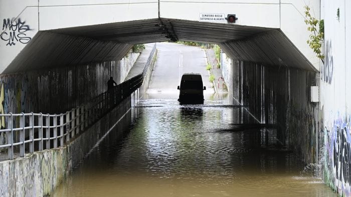 la pioggia 232 arrivata allagamenti e disagi sulle strade della bergamasca foto e video da Ecodibergamo.it la pioggia 232 arrivata allagamenti e disagi sulle strade della bergamasca foto e video