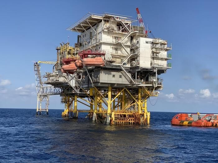 Prorogato taglio accise. Meloni, 'commissari per produrre più gas e petrolio'