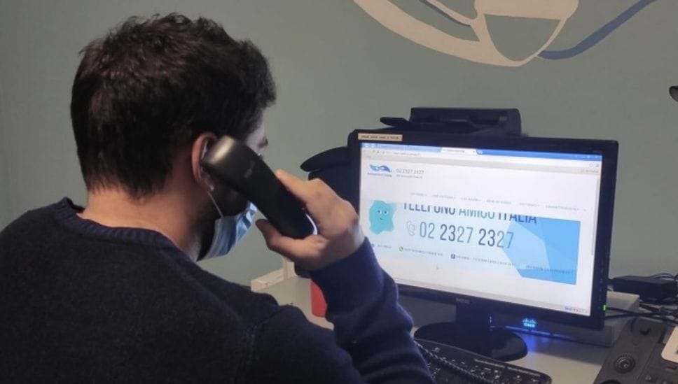 Telefono Amico, un aiuto sempre presente:  Porta San Giacomo blu si colora di blu