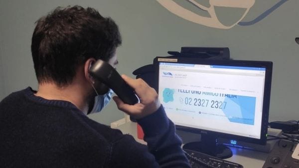 Telefono Amico, un aiuto sempre presente:  Porta San Giacomo blu si colora di blu