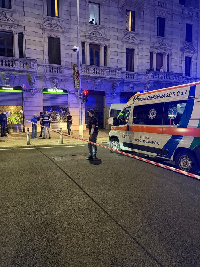 Bergamo, si rifugia sul tetto dopo l’irruzione nell’ex asilo di via Paleocapa - Foto e video