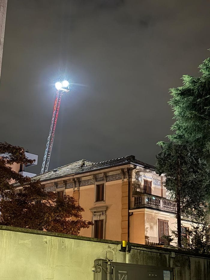 Bergamo, si rifugia sul tetto dopo l’irruzione nell’ex asilo di via Paleocapa - Foto e video