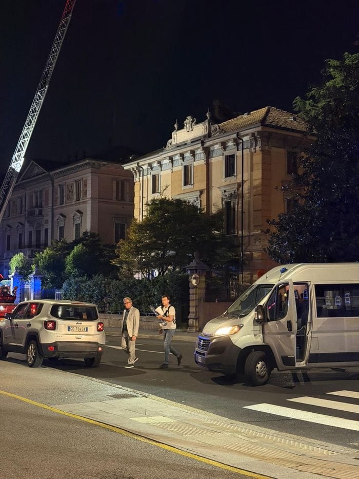 Bergamo, si rifugia sul tetto dopo l’irruzione nell’ex asilo di via Paleocapa - Foto e video