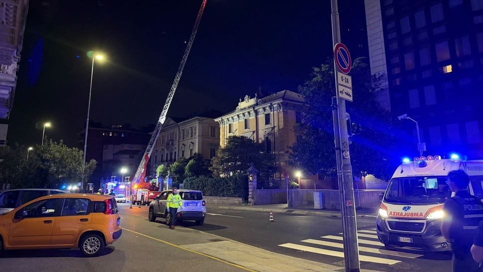 Bergamo, si rifugia sul tetto dopo l’irruzione nell’ex asilo di via Paleocapa - Foto e video