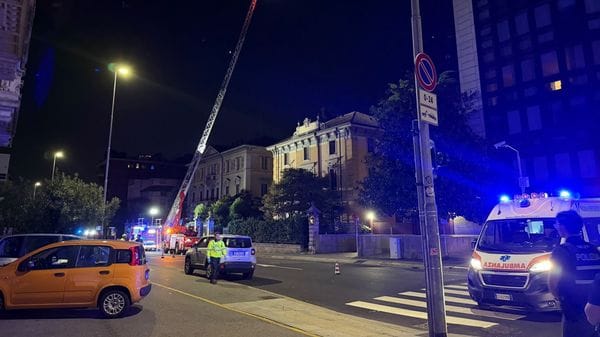 Bergamo, si rifugia sul tetto dopo l’irruzione nell’ex asilo di via Paleocapa - Foto e video