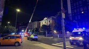 Bergamo, si rifugia sul tetto dopo l’irruzione nell’ex asilo di via Paleocapa - Foto e video