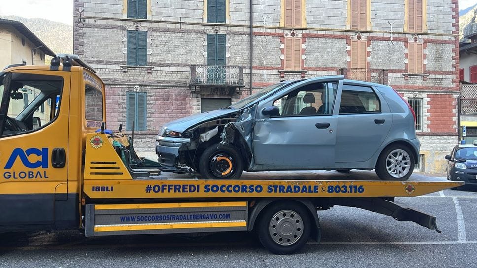 Moio de’ Calvi, scontro con una moto: due feriti. Individuata a Lenna la Punto in fuga: i conducenti fermati al bar
