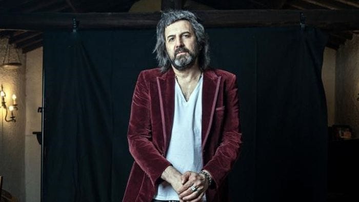 https://storage.ecodibergamo.it/media/photologue/2026/9/12/photos/cache/omar-pedrini-celebra-a-parre-i-suoi-25-anni-di-musica_11da199e-ae15-11f1-90aa-557cc3aeb47e_1920_1080_v3_large_16_9.jpg